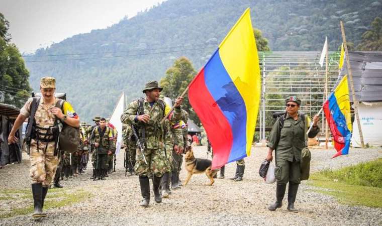 Eski FARC mensupları, köylülerin giriş ve çıkışlarına engel oldu