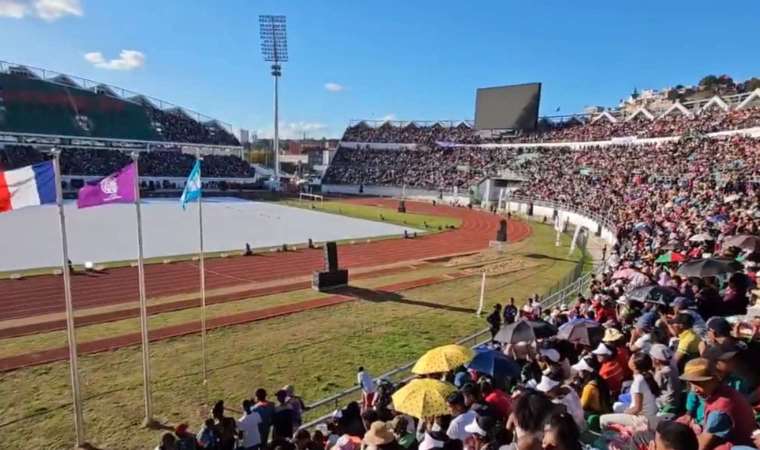 Madagaskar'daki bir stadyumda izdiham çıktı