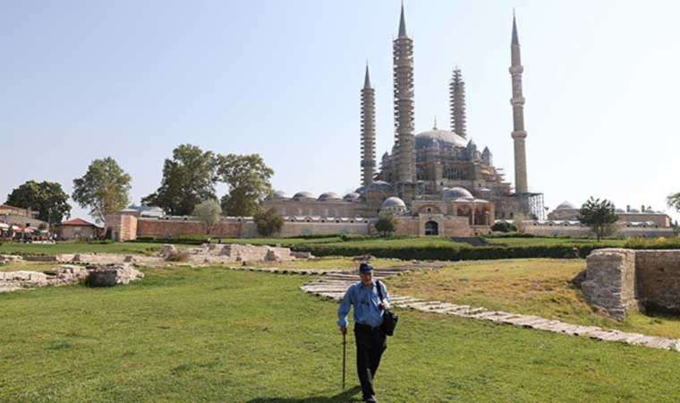 Hurdaların arasından üniversite kütüphanesine: 72 yaşındaki 'filozof hurdacı' şimdi arkeolog oluyor!