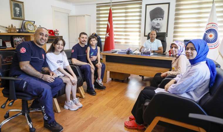 Depremde yıkılan apartmandan sağ çıktılar: Enkaz altındaki ailesini, tükürüğüyle hayata bağladı