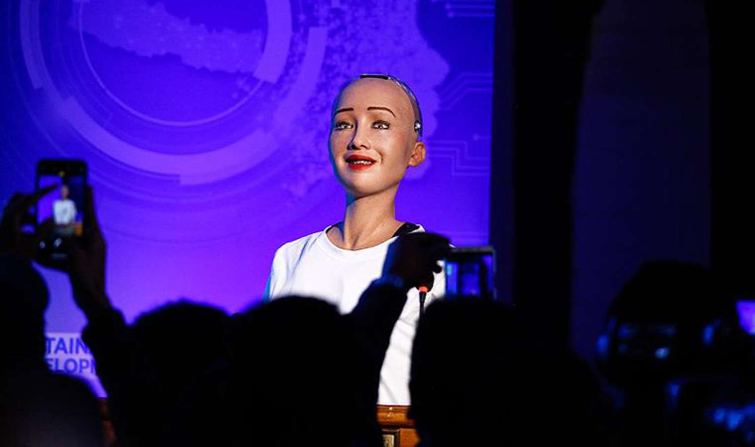 Robot Sophia'nın bu zamana kadar attığı en ilgi çekici 10 Tweet