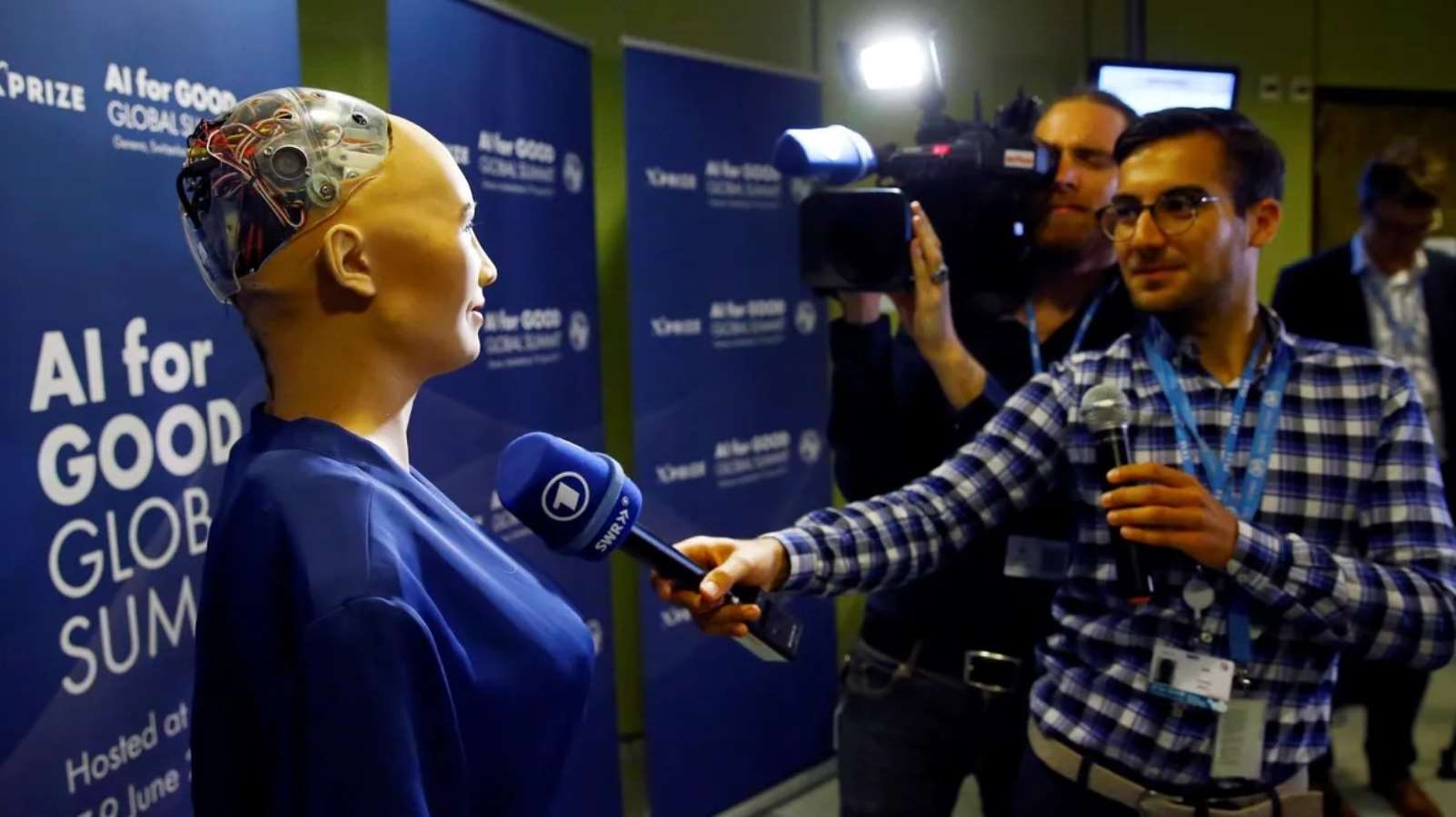 13 Most Inspiring and Witty Tweets from Sophia the Robot