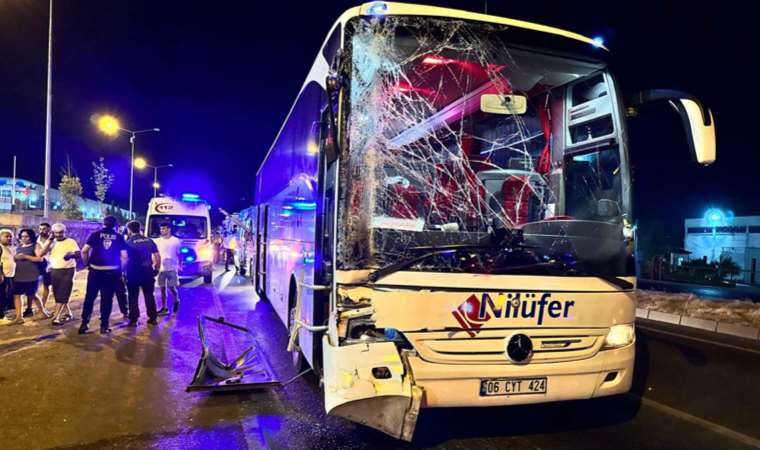 Manisa'da yolcu otobüsü ile TIR çarpıştı: 3 yaralı