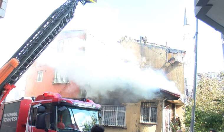 İstanbul'da korkutan çatı yangını: Yandaki binalara da sıçradı!