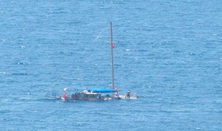 Bodrum'da kayalıklara oturan gulet battı, 3 kişi kurtarıldı