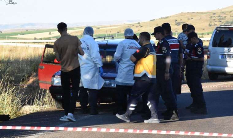 Otomobilde bulunan cesetlerin sırrı araştırılıyor