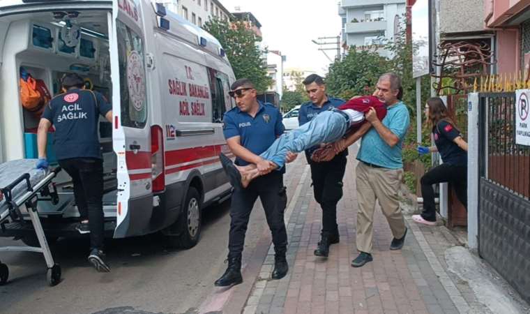 Sinir krizi geçirdi, kelepçelenerek ambulansa taşındı