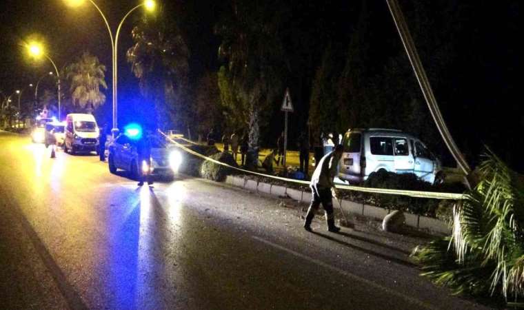 Önce palmiye ağacına sonra aydınlatma direğine çarptı: 2 ölü