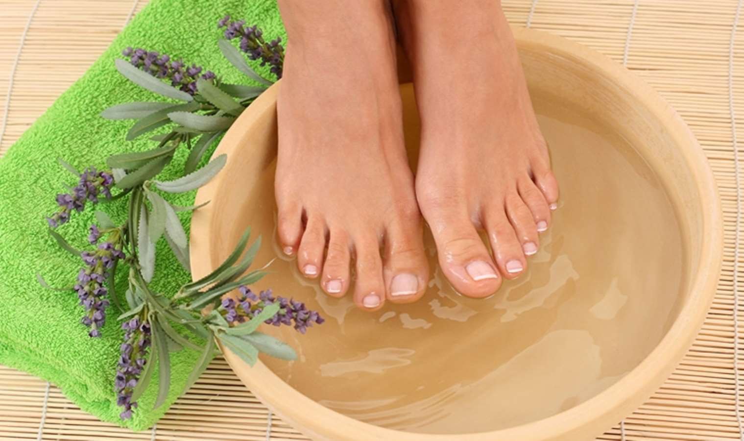 Расслабляющие ванночки. Педикюр. Ванночка для ног спа. Ванна для ног для педикюра. Ванночка для ног с травами.