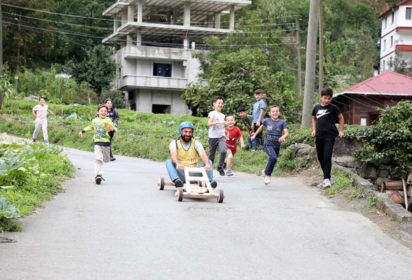 Rize'de heyecan dolu anlar: Tahta arabalar 'Laz Ralli'nde kapıştı!