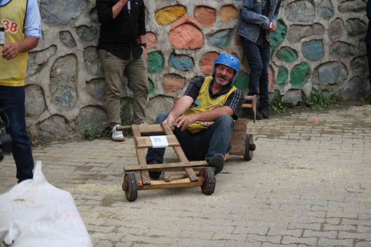 Rize'de heyecan dolu anlar: Tahta arabalar 'Laz Ralli'nde kapıştı!