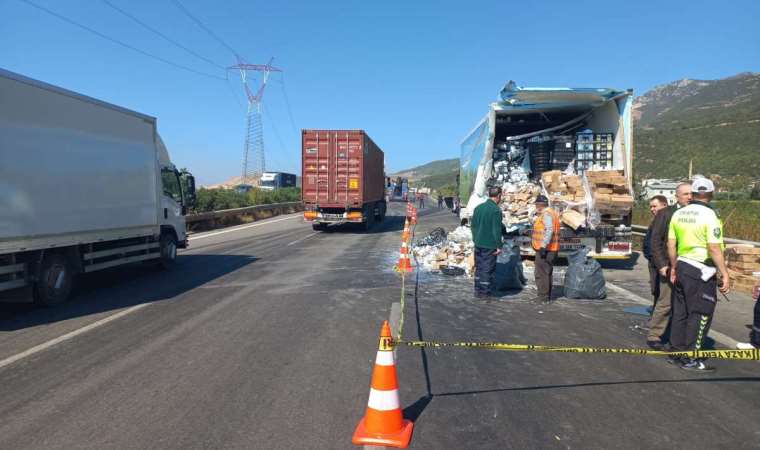 Bursa'da feci kaza... İki TIR ile otobüsün karıştığı kazada 2 kişi öldü, 4 kişi yaralandı!