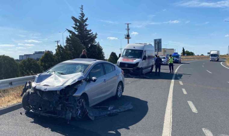 Yolunu şaşıran sürücü, minibüsle kafa kafaya çarpıştı: 5 yaralı