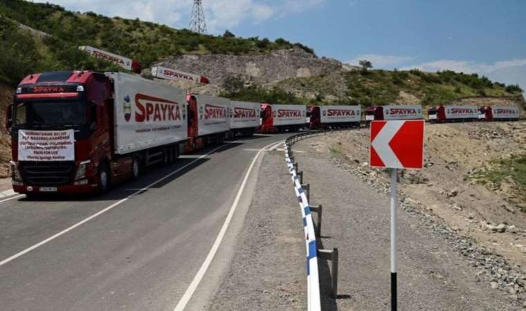 Azerbaycan’ın Karabağ’daki Ermenilere gönderdiği insani yardım yola çıktı