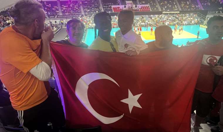 Bafetimbi Gomis'ten Filenin Sultanları'na destek: 'Sizi seviyorum'