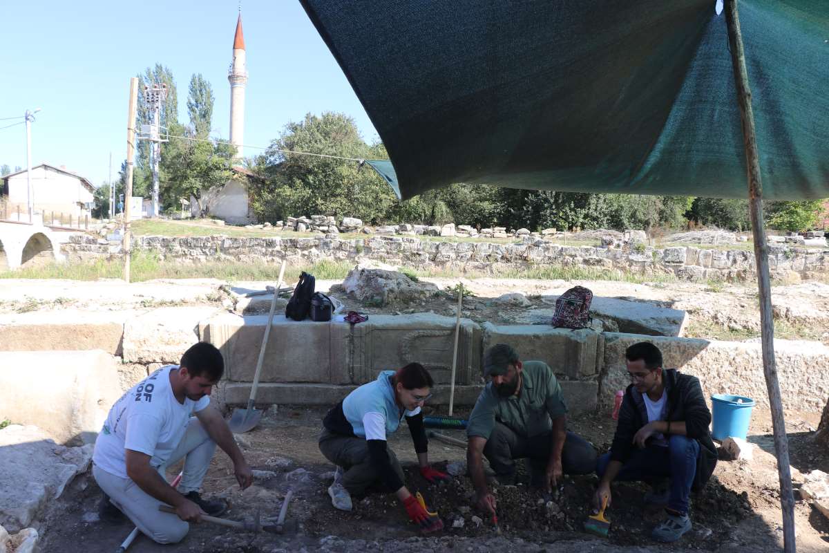 Kütahya'da şaşırtan keşif:  2 bin yıllık makyaj malzemeleri bulundu! "İnsan hep aynı insan, kadın hep aynı kadın"