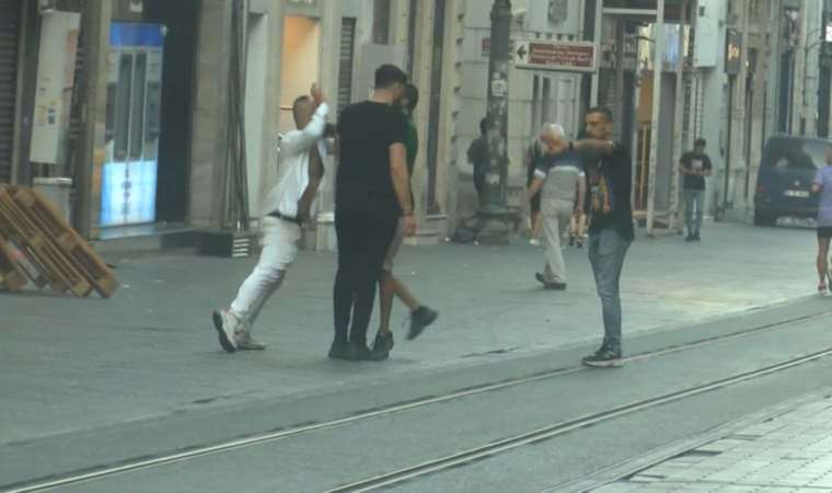 İstiklal Caddesi'nde tekme tokat kavga!