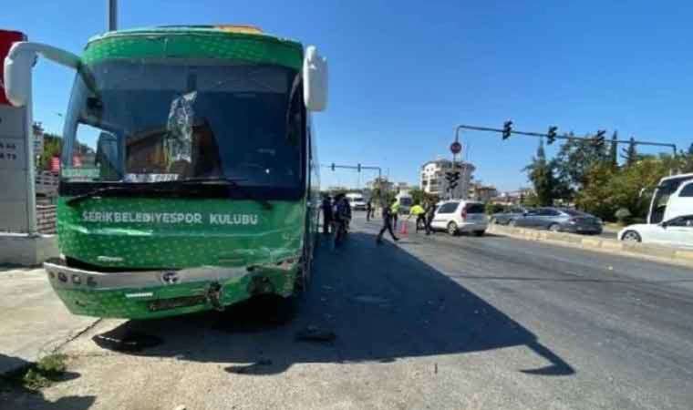 Serik Belediyespor takım otobüsü, otomobille çarpıştı: 1 yaralı