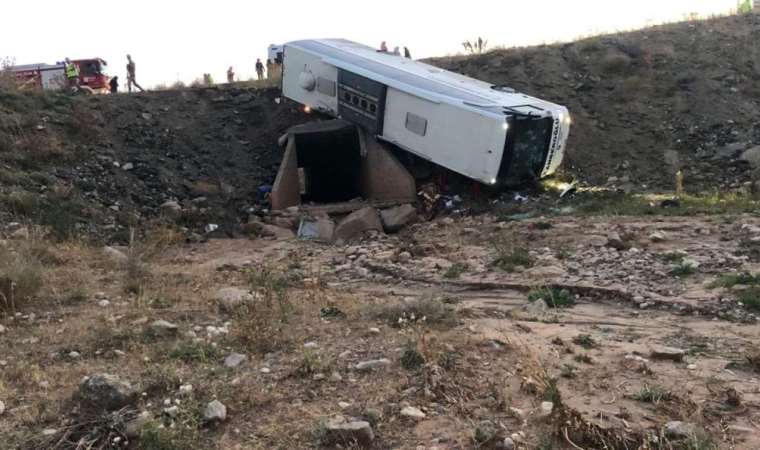 Son dakika... Erzurum'da yolcu otobüsü şarampole devrildi, 3 kişi hayatını kaybetti, 22 kişi yaralandı