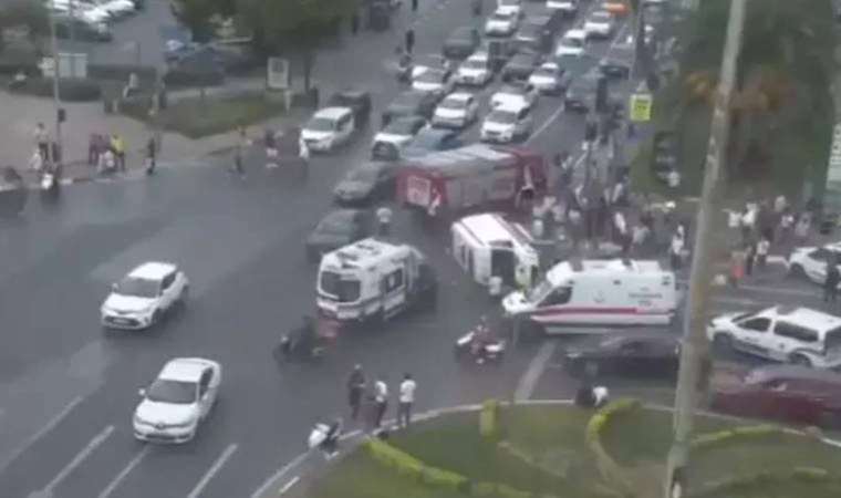 Son dakika... Fatih'te ambulans devrildi: Yaralılar var