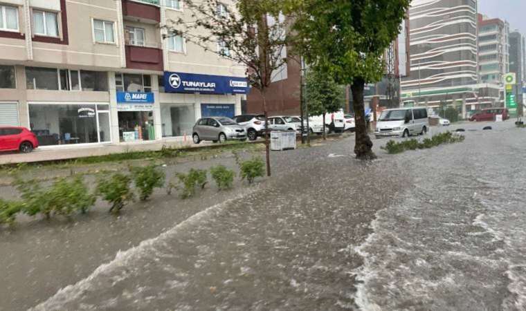 Samsun'da sağanak... Yollar göle döndü!