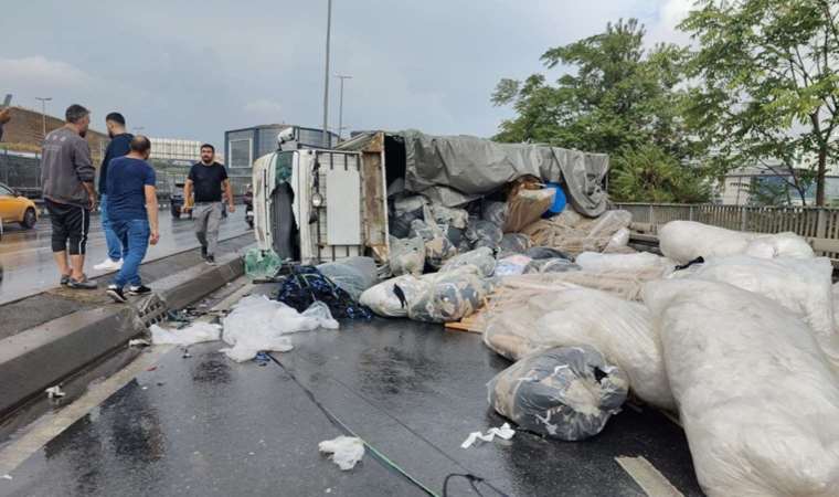 Küçükçekmece'de kamyonet devrildi! Yol trafiğe kapandı