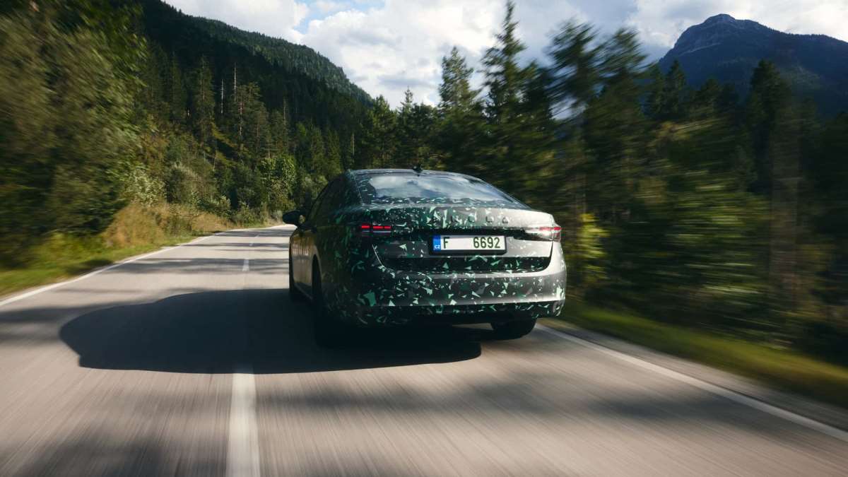 Volkswagen Passat sedanın üretimi durdu: Sıra Skoda Superb'de