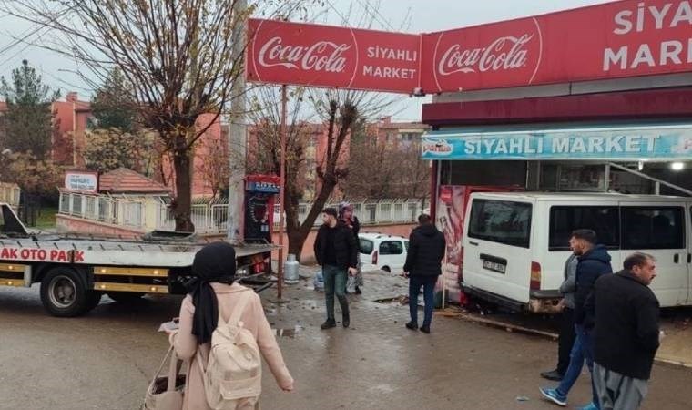 Diyarbakır'da minibüs markete girdi: 5 öğrenci yaralandı