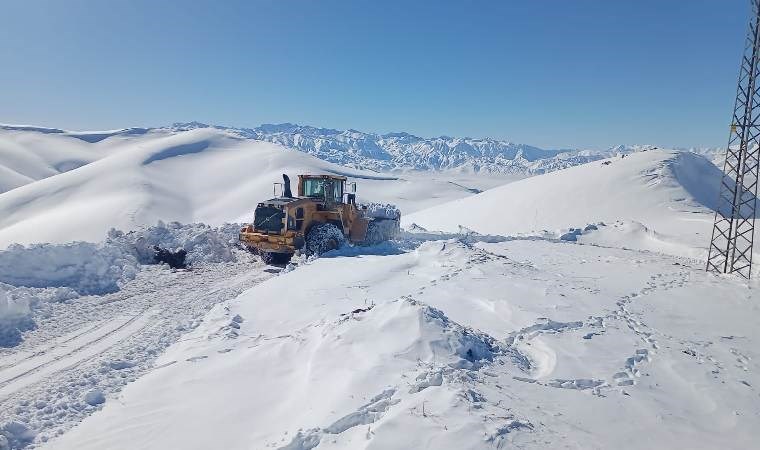 Hakkari'de 284 yerleşim yerinin yolu kar nedeniyle kapandı!