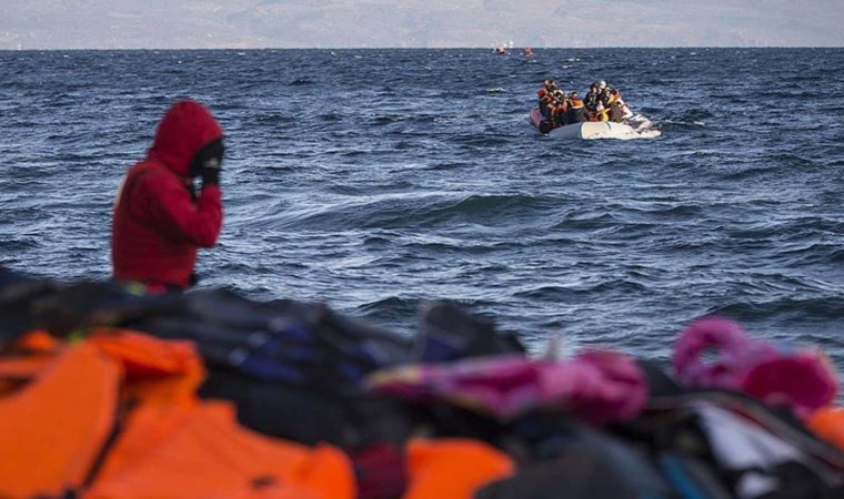 İzmir açıklarında 54 düzensiz göçmen yakalandı