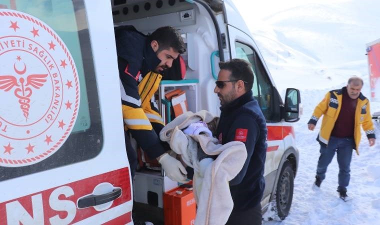 Rahatsızlanan 4 kardeş, karlı yolun açılması ile hastaneye götürüldü