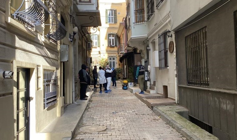 Beyoğlu'nda şüpheli ölüm... Norveçli turist ölü bulundu, Yunan kadın hastanede