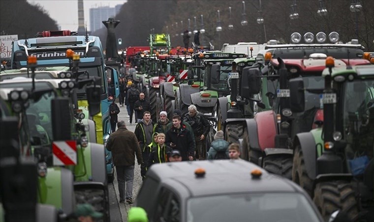 Berlin'de protestoya giden çiftçilerle dayanışma gösteren itfaiye eri hakkında inceleme başlatıldı