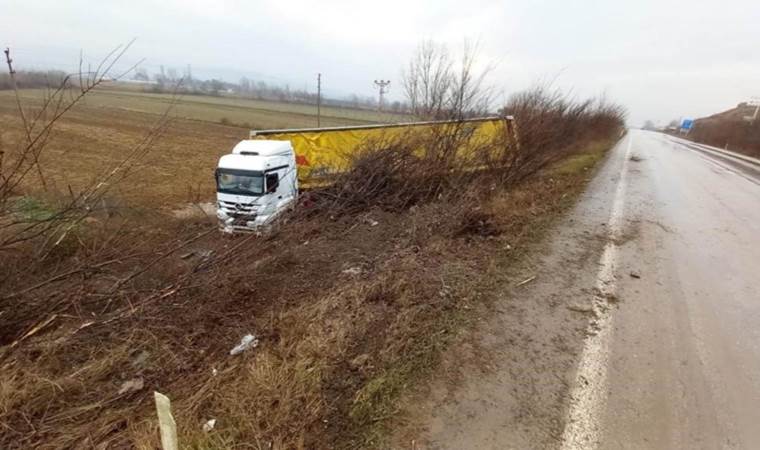 TIR devrildi: 1 kişi yaralandı