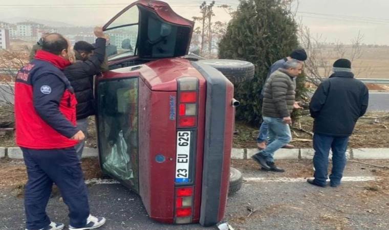 Elazığ'da otomobil devrildi: Yaralılar var!