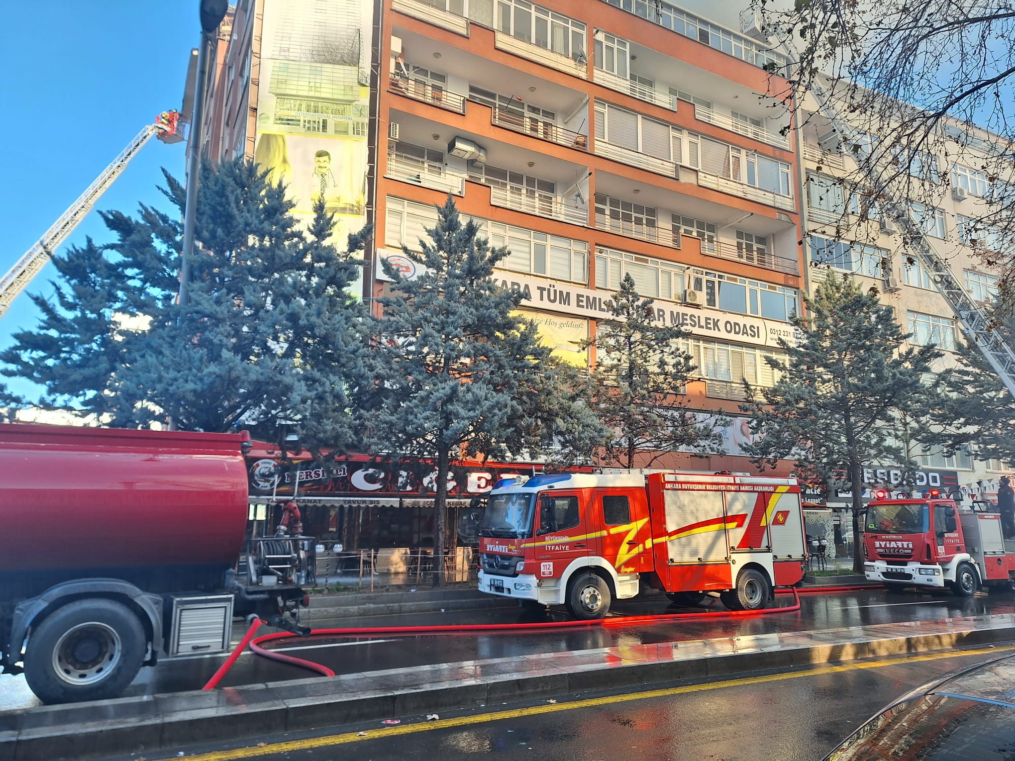 Ankara'da 7 katlı binada yangın: 4 kişi dumandan etkilendi