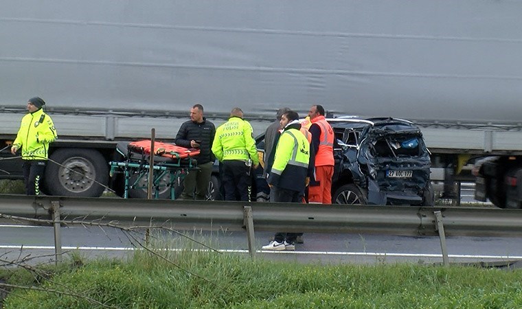 Tuzla’da lastiği patlayan TIR emniyet şeridindeki otomobile çarptı