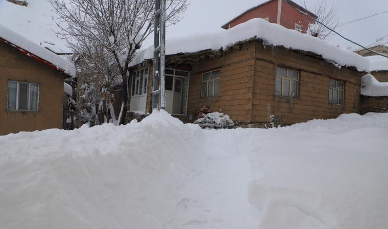 Hakkari’de 355 yerleşim yolu kapandı