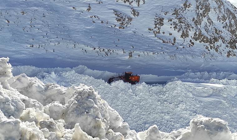 Çığ riski nedeniyle Van-Bahçesaray kara yolu 13 gündür kapalı