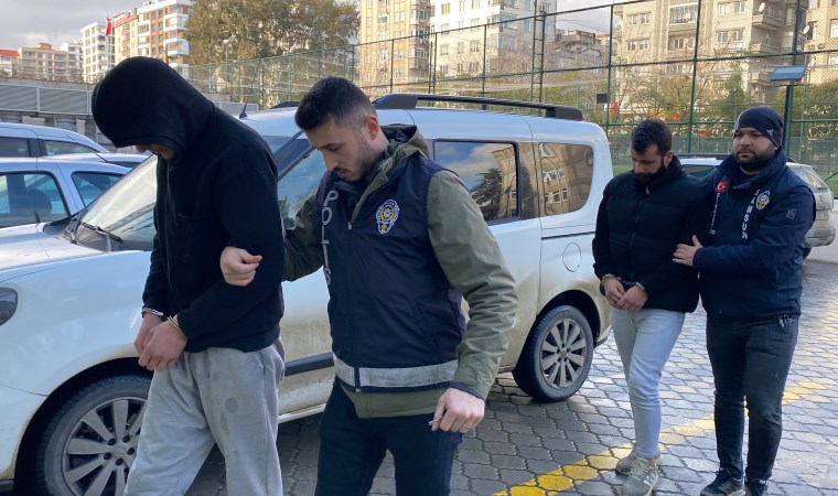 Samsun'da seyir halindeki otomobile silahlı saldırı: Husumetli sanıp başkasını vurdular!