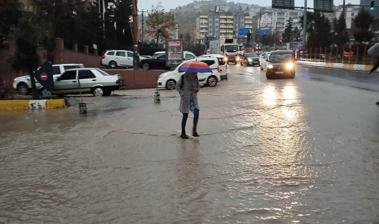 Mardin'de sağanak: Cadde ve sokaklar suyla doldu