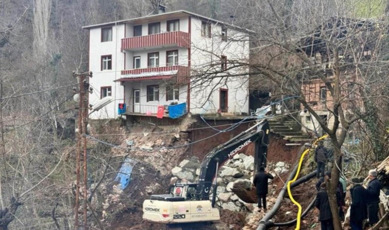 Artvin’de heyelan paniği: Üç katlı bina tahliye edildi