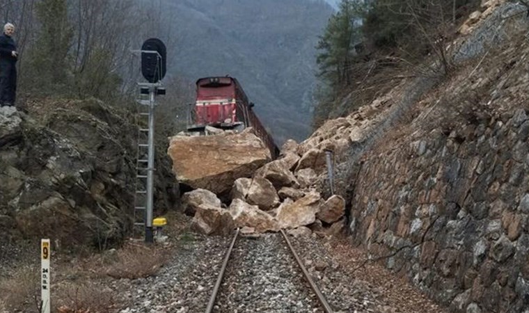 Demiryolunda heyelan: Yük treni raydan çıktı