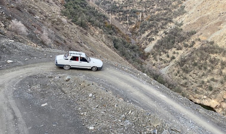 Köylülerin 'heyelan korkulu yol' çilesi!