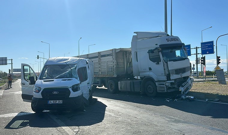 Edirne'de güpegündüz feci kaza: Kırmızıda geçen TIR'ın çarptığı minibüsün sürücüsü yaralandı