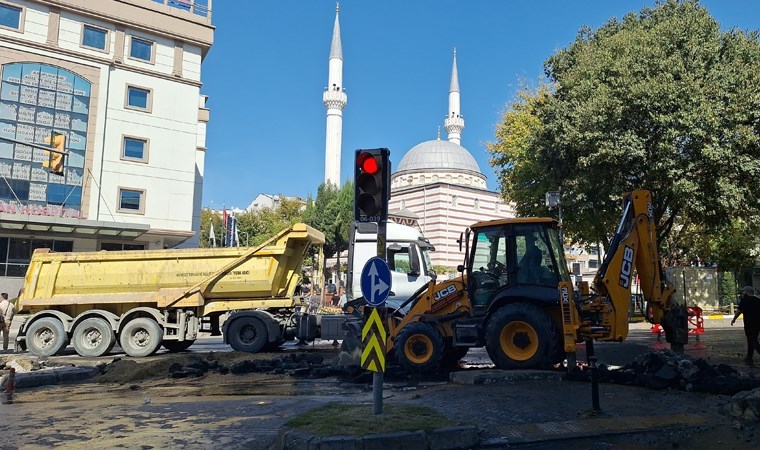 Fatih’te su borusu patladı: Su metrelerce havaya fışkırdı