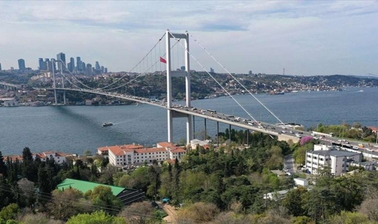 İstanbul Boğazı'ndaki gemi trafiği arızalanan yük gemisi nedeniyle askıya alındı