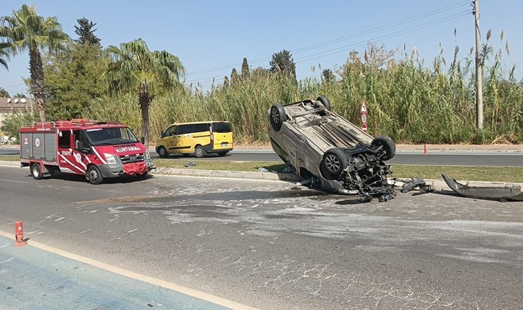 Antalya'da faciadan dönüldü! Virajı alamayan araç palmiyeye çarpıp takla attı: 3 yaralı