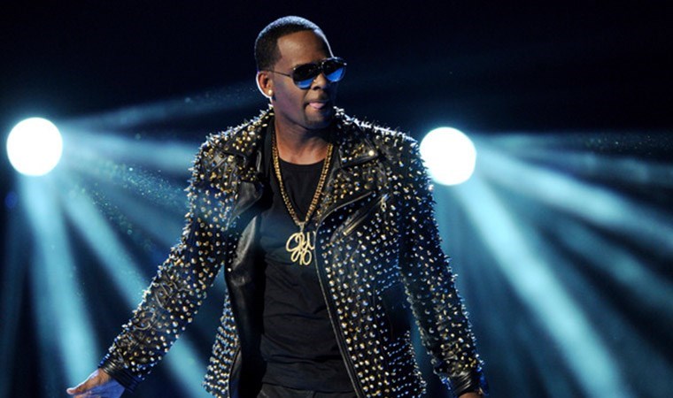 Cinsel suçlar nedeniyle hüküm giymişti... Hapisteki şarkıcı R. Kelly'yi kızı da suçladı: 'Beni taciz etti'