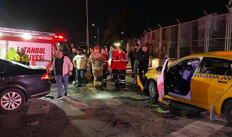 İstanbul'da taksi ile otomobil çarpıştı: 10 kişi yaralandı